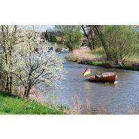 9050_1815 Blühende Bäume am Esteufer - ein Motorboot in Fahrt flussaufwärts. | Stadtteil Hamburg Cranz - Bezirk Hamburg Harburg - Lauf der Este im Alten Land